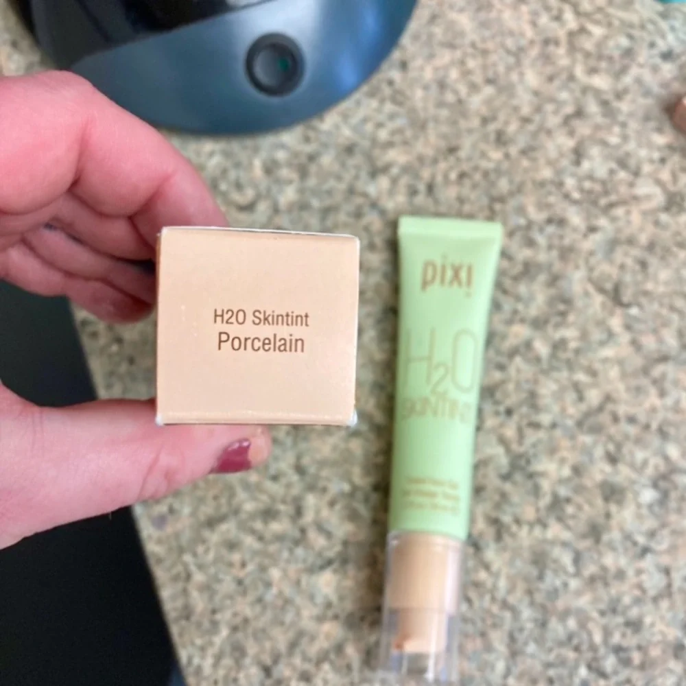 NIB ⭐️ Pixi H2O Skintint “Porcelain” - Picture 2 of 2